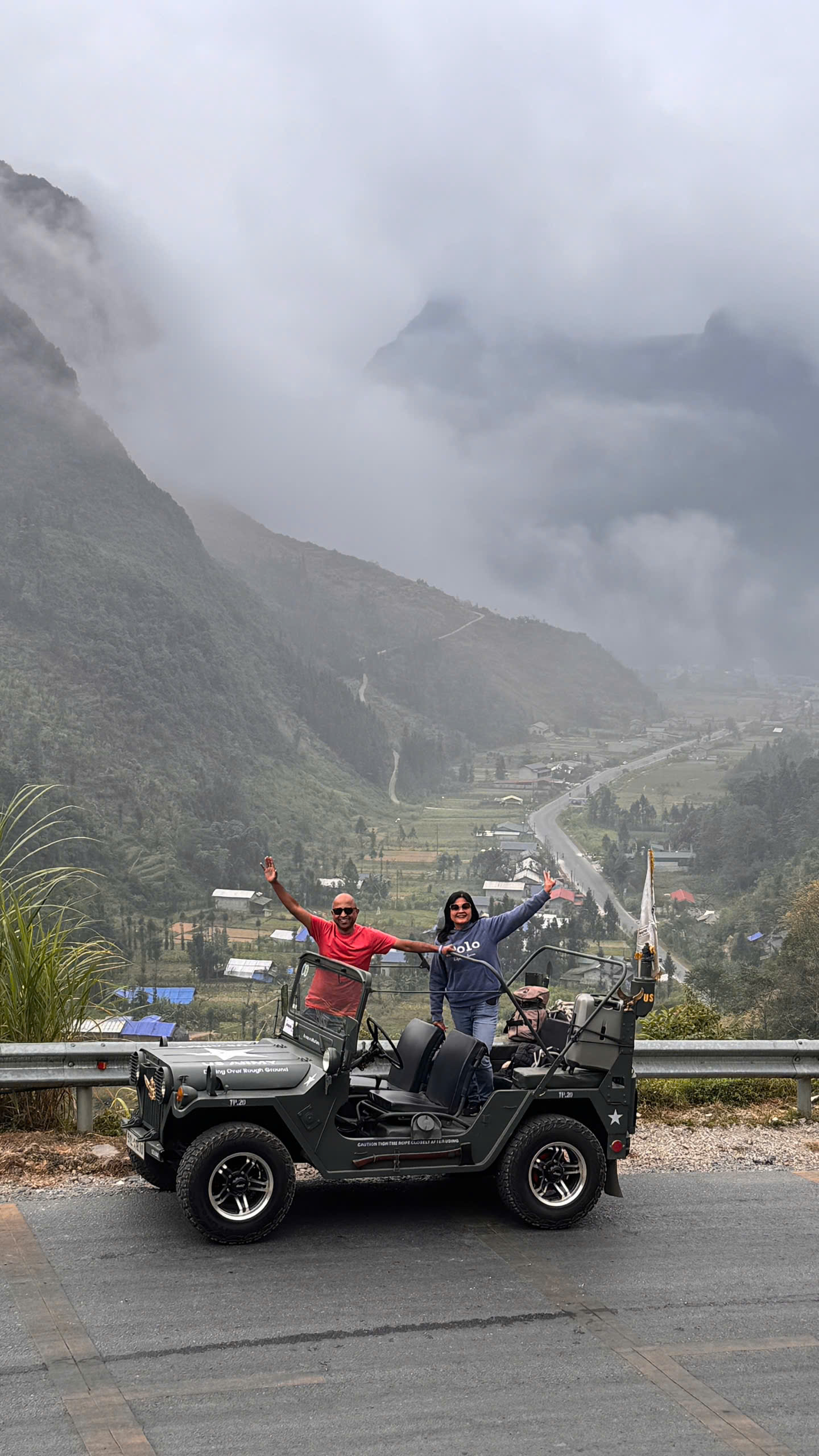 ảnh xe jeep ở làng nhỏ trên ha giang